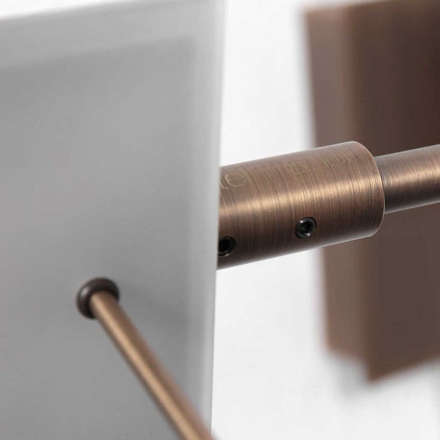 Détail de l'articulation orientable du bras en bronze de l'applique Retina