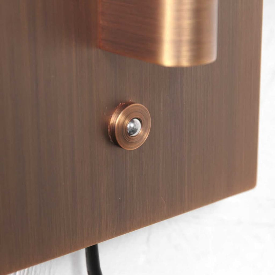 Variateur poussoir dim to warm sur la platine de l'applique murale Retina