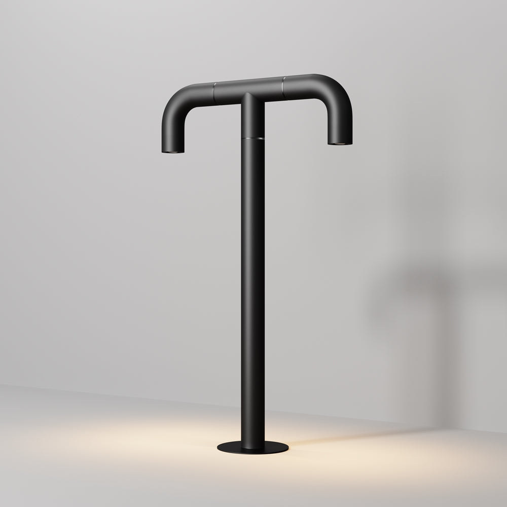 Luminaire extérieur noir sur pied, tête en T à deux bras recourbés