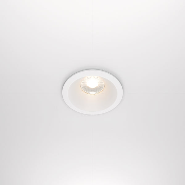 White spotlight zoom