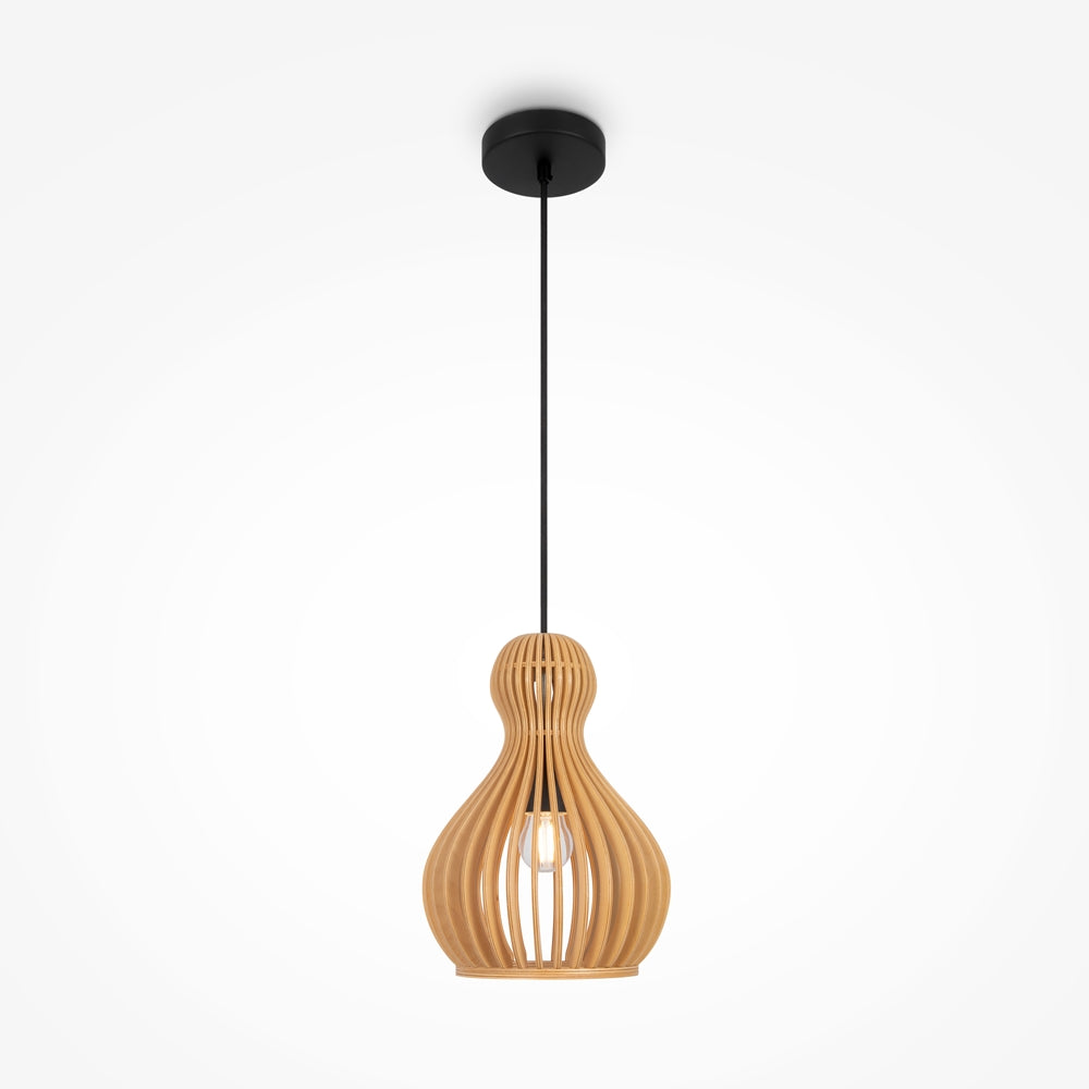 Suspension en bois clair ajouré en forme de poire, câble et rosace noirs.