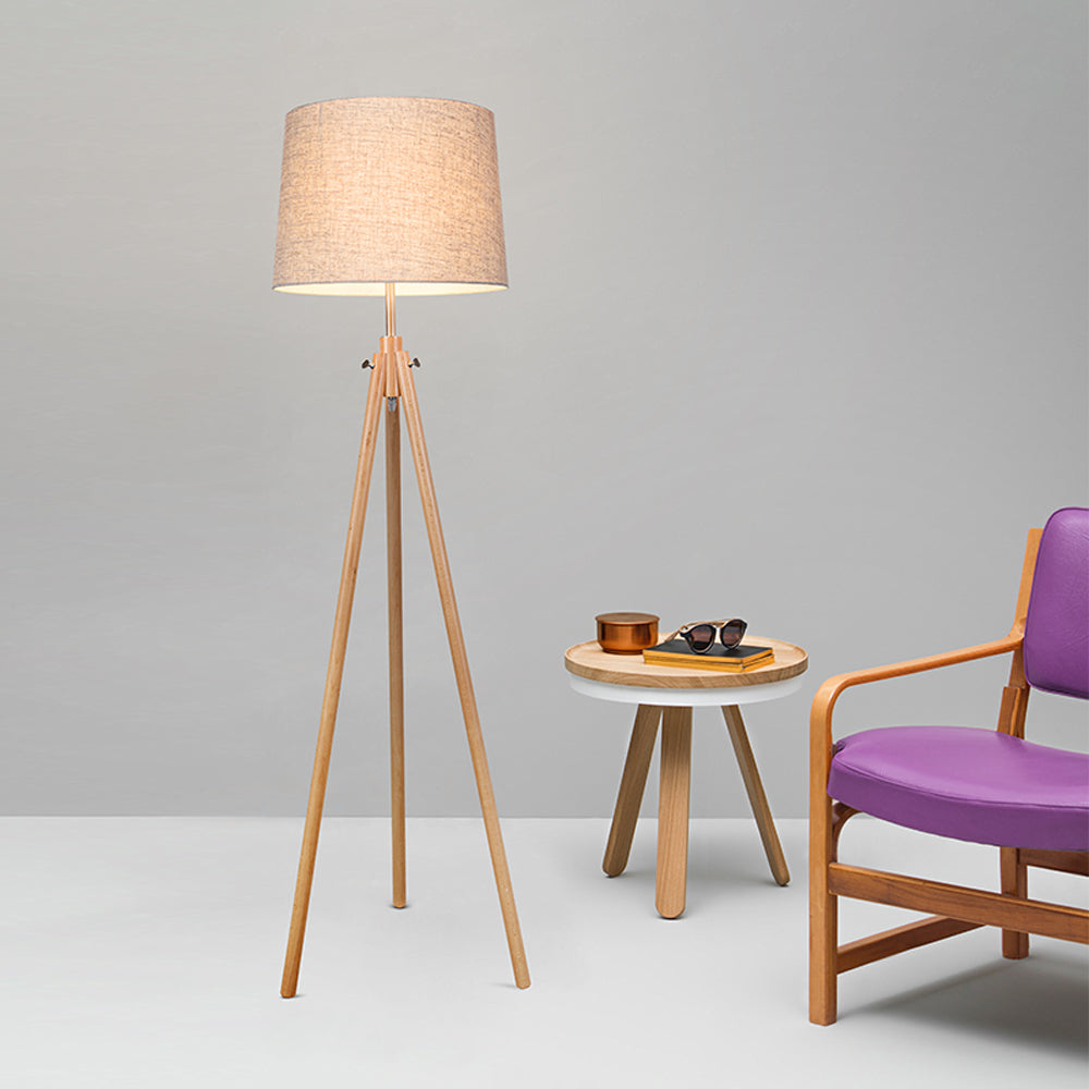 Mise en ambiance avec lampadaire allumé près d'un fauteuil violet et table basse.