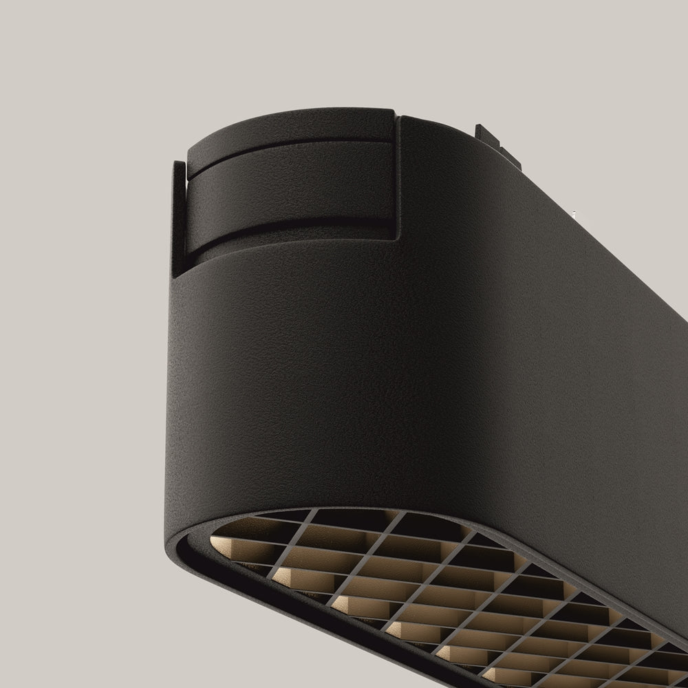 Détail de la finition noire texturée et de la grille alvéolée dorée