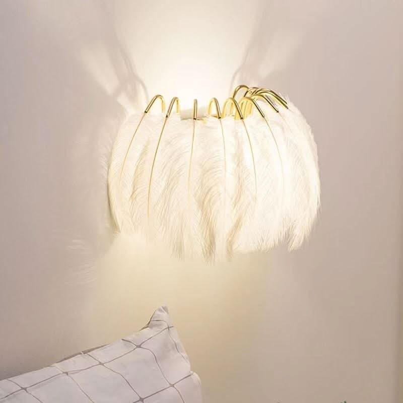 Mise en ambiance au-dessus d'un oreiller, halo lumineux chaud projeté sur le mur