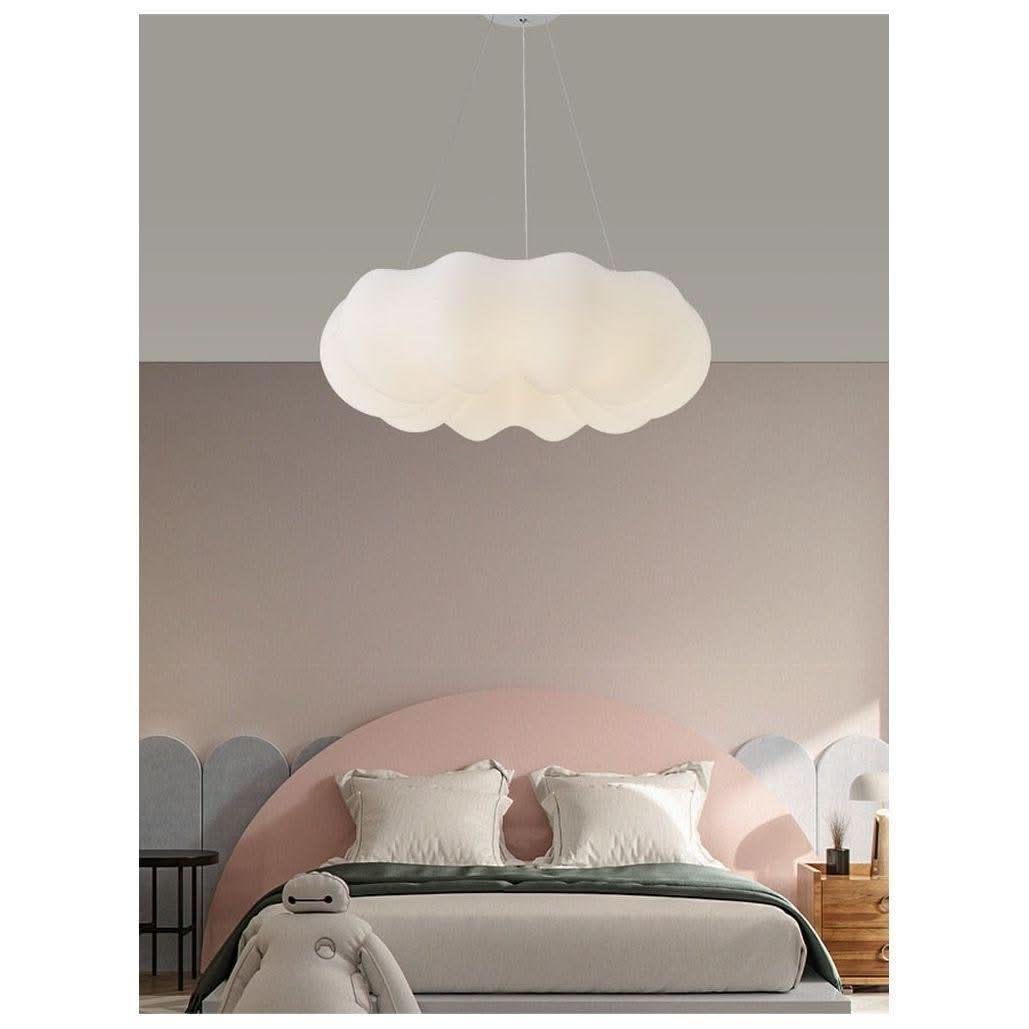 Suspension nuage allumee diffusant une lumiere douce au-dessus d'un lit enfant