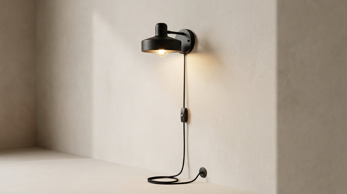 Plug-in wall sconce: install it without an electrician