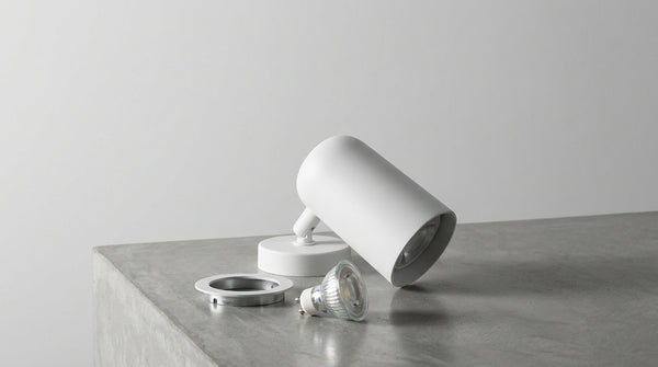 change adjustable spotlight bulb