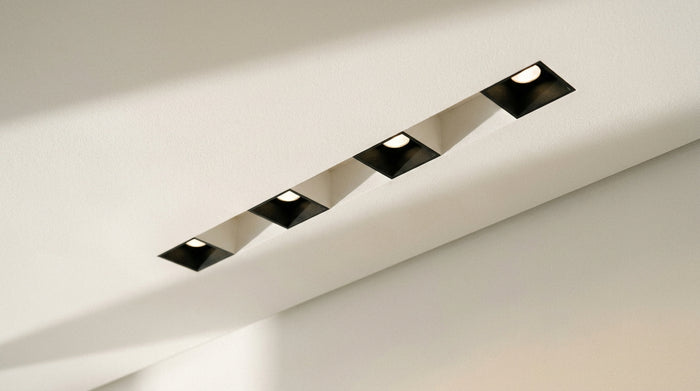 Square spotlight: the grid of light that draws the ceiling