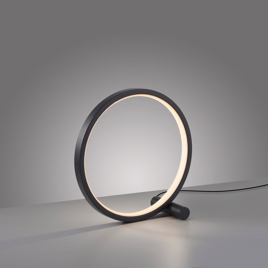 Vue de trois quarts du luminaire posé, montrant le socle cylindrique et le câble.
