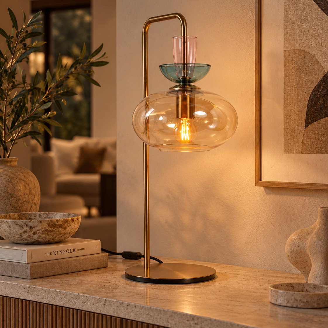 Lampe allumée posée sur un meuble, éclairant un salon chaleureux avec plante et cadre.