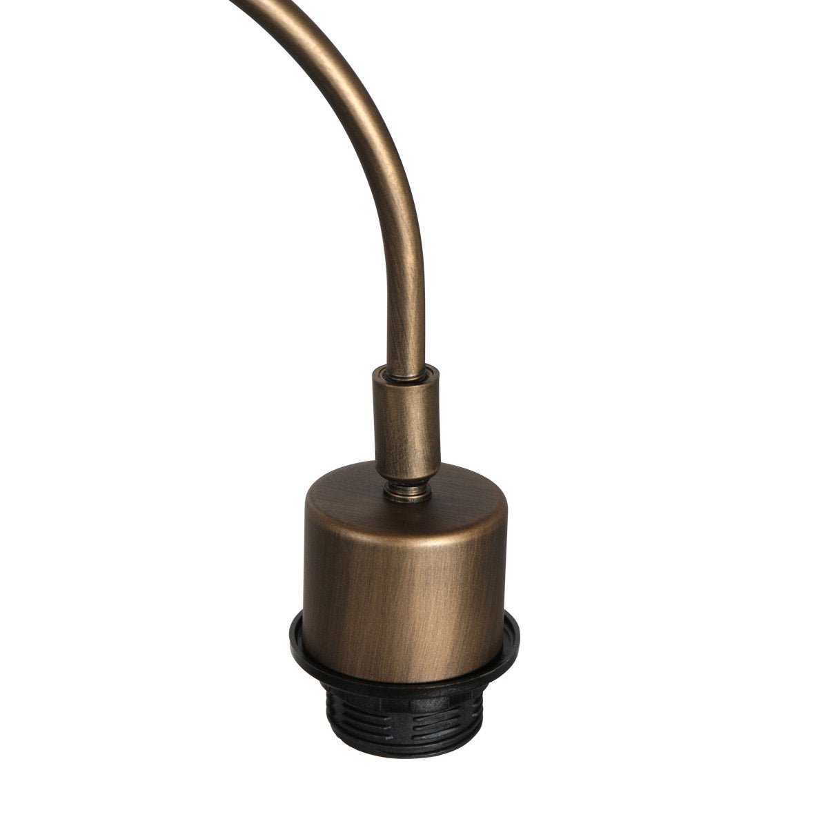 Détail de la douille bronze et du raccord fixé au sommet de l'abat-jour en rotin.