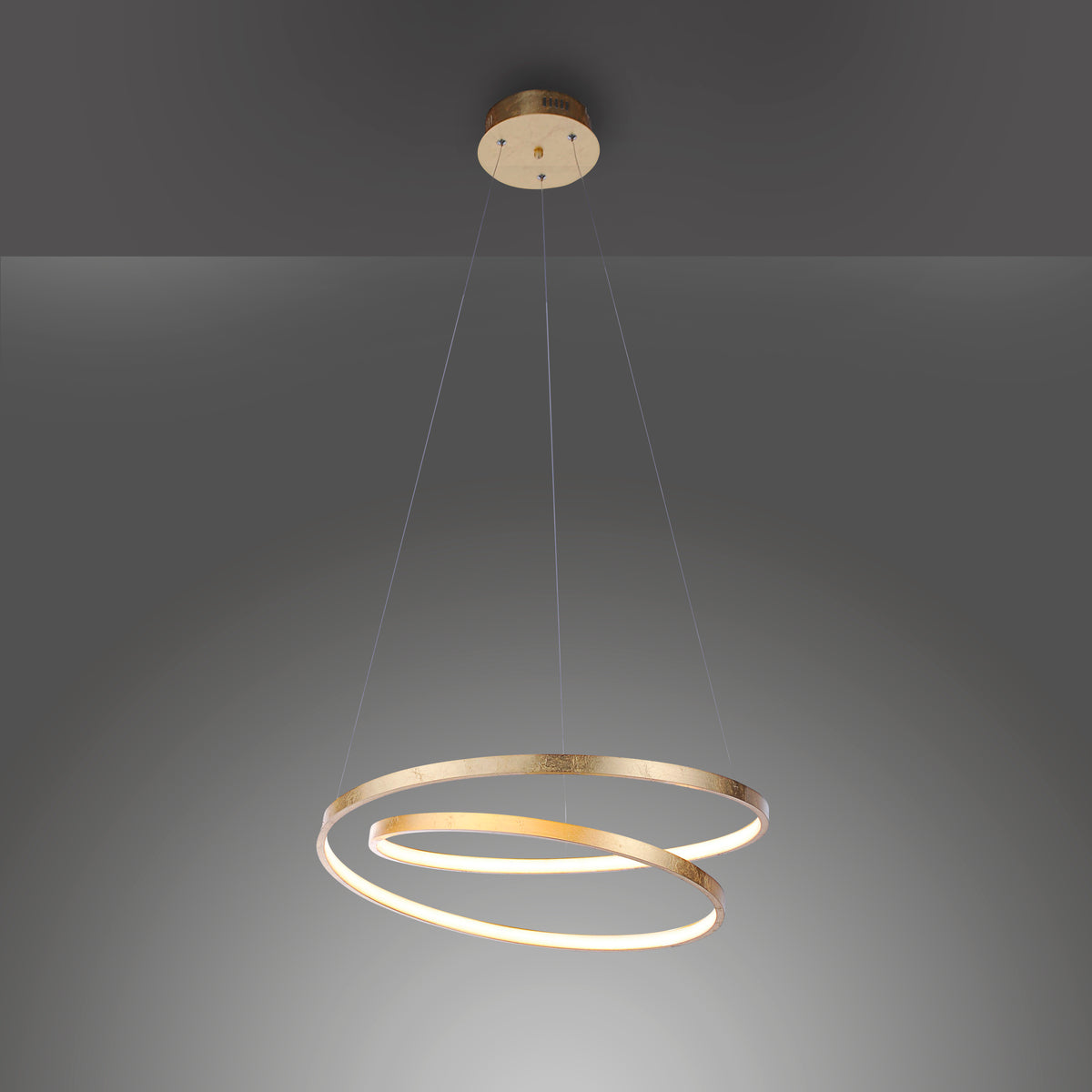 Suspension suspendue par câbles, anneaux dorés lumineux, sur fond gris dégradé.