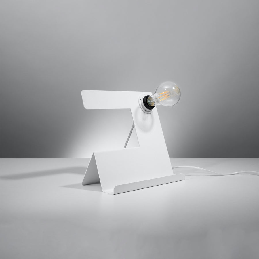 Vue de trois quarts sur fond gris, lampe blanche angulaire avec ampoule à filament visible.