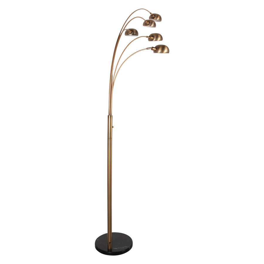 Vue de trois quarts du lampadaire, bras courbés et base ronde noire