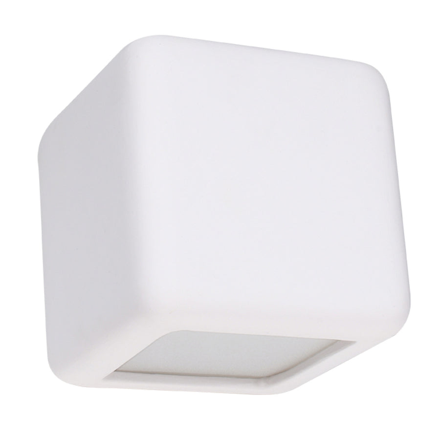 Vue de dessous du cube blanc en céramique, ouverture carrée laissant passer la lumière