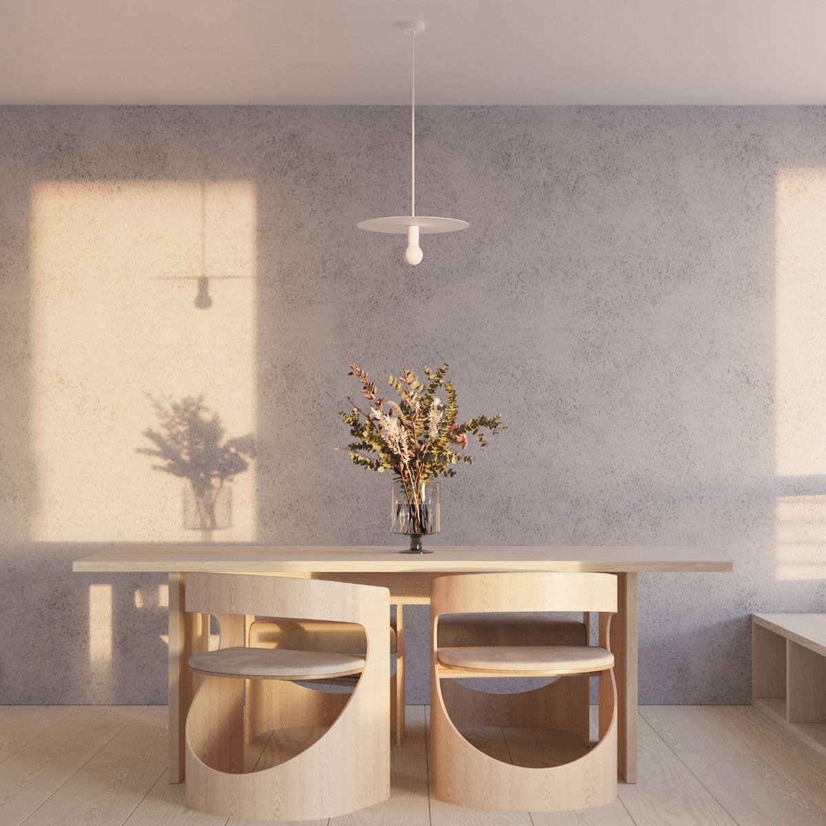 Mise en ambiance au-dessus d'une table en bois, suspension blanche dans une salle à manger.