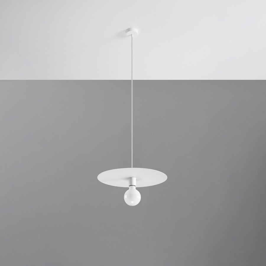 Lampe suspendue blanche présentée de profil sur fond gris, grand disque et ampoule.