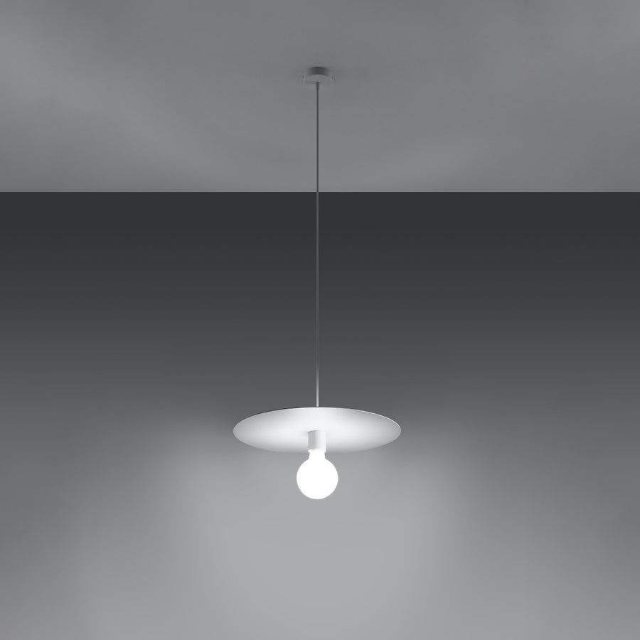 Suspension allumée dans une pièce sombre, ampoule lumineuse sous un grand disque blanc.