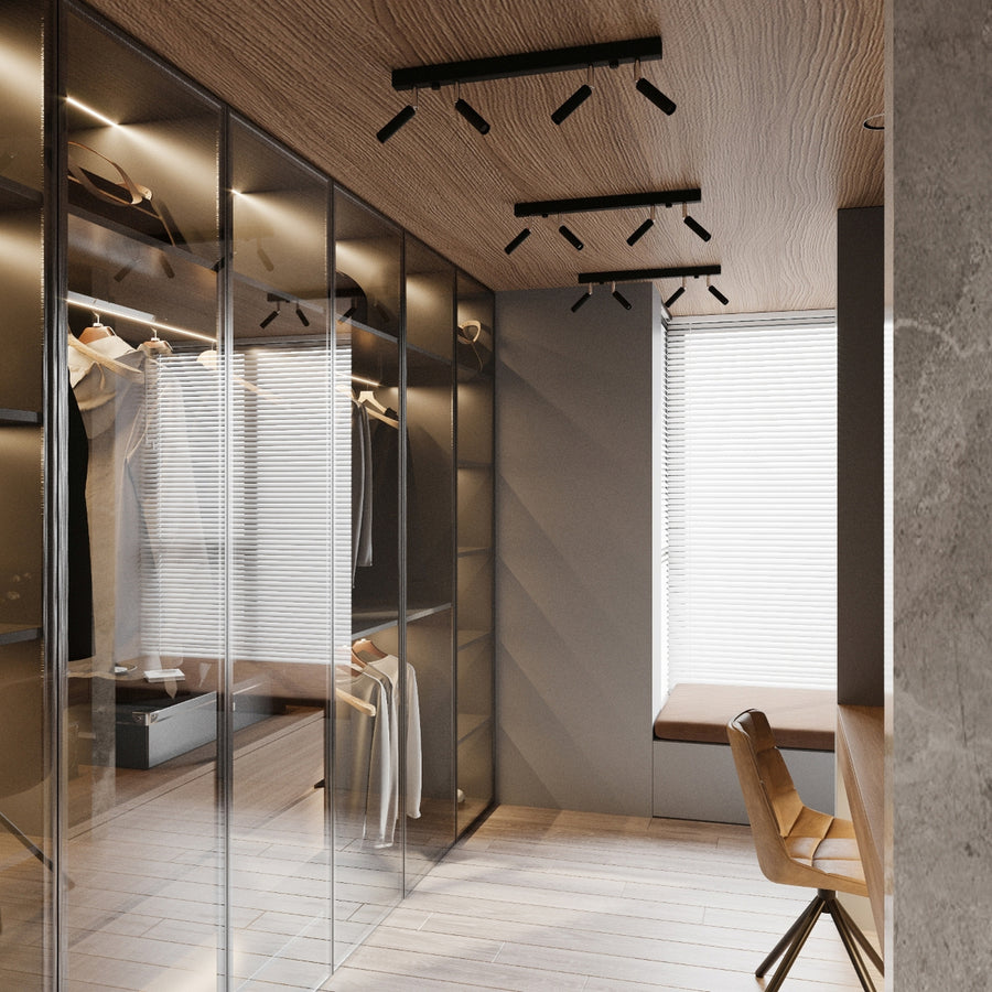 Mise en ambiance dans un dressing avec placards vitrés et plafond en bois.