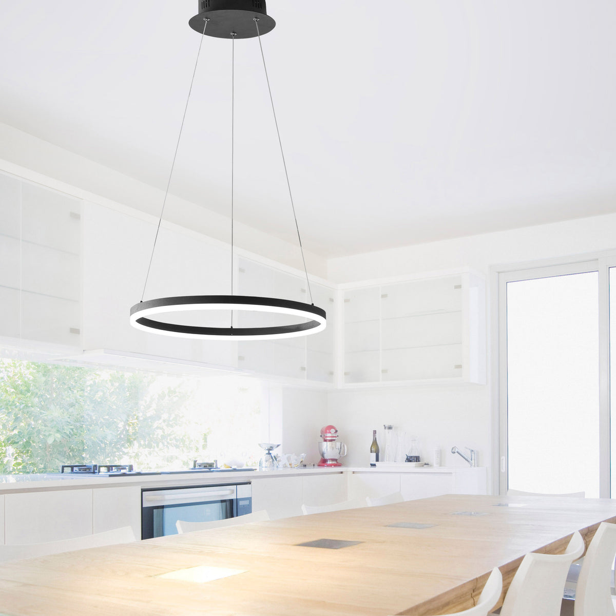 Mise en ambiance au-dessus d'un îlot de cuisine blanc lumineux avec plan de travail en bois