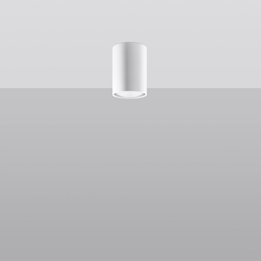 Vue en situation d’un plafonnier blanc cylindrique fixé au plafond, éclairage éteint.