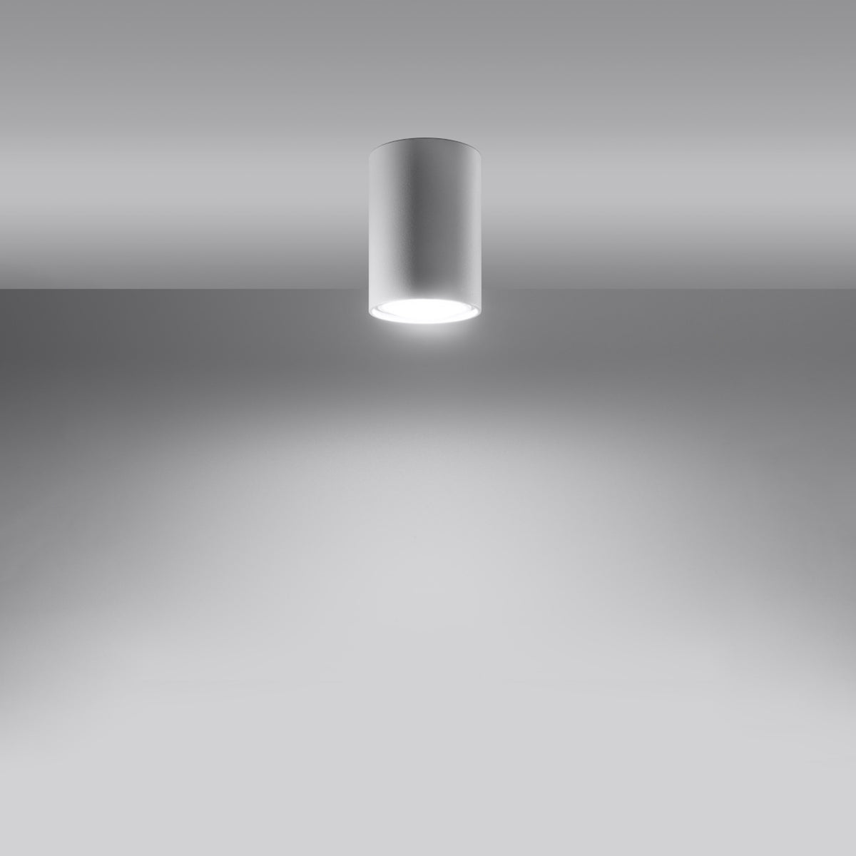 Mise en ambiance du plafonnier blanc allumé, halo lumineux diffusé vers le bas.