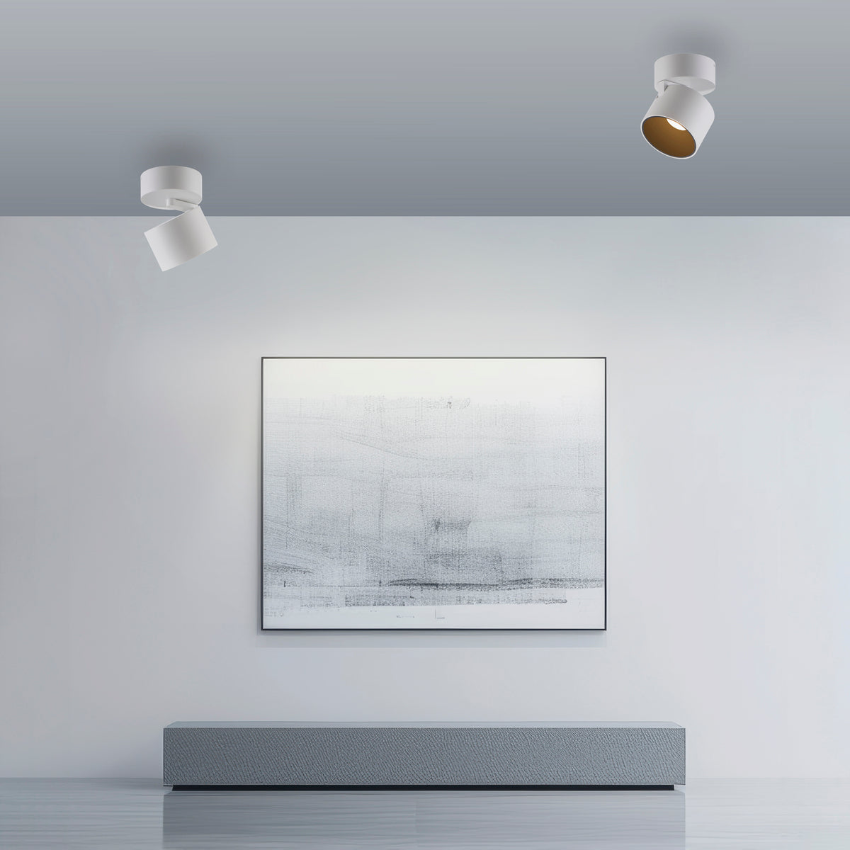 Mise en ambiance dans un salon avec deux plafonniers orientables éclairant un tableau encadré.