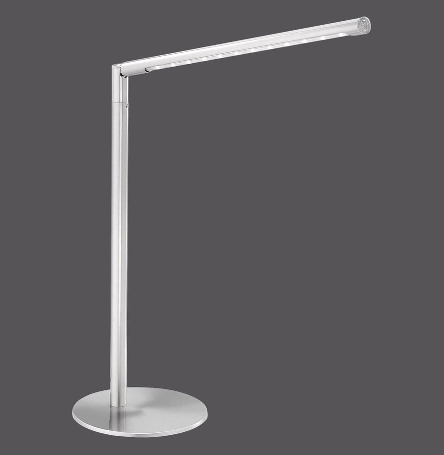 Lampe de bureau argentée de profil sur fond gris anthracite, bras horizontal et socle rond.
