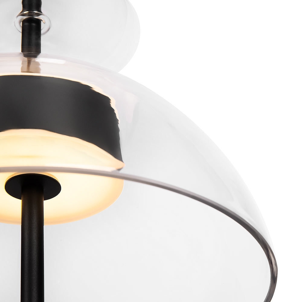 Gros plan sur l'abat-jour en verre et la bague noire éclairée