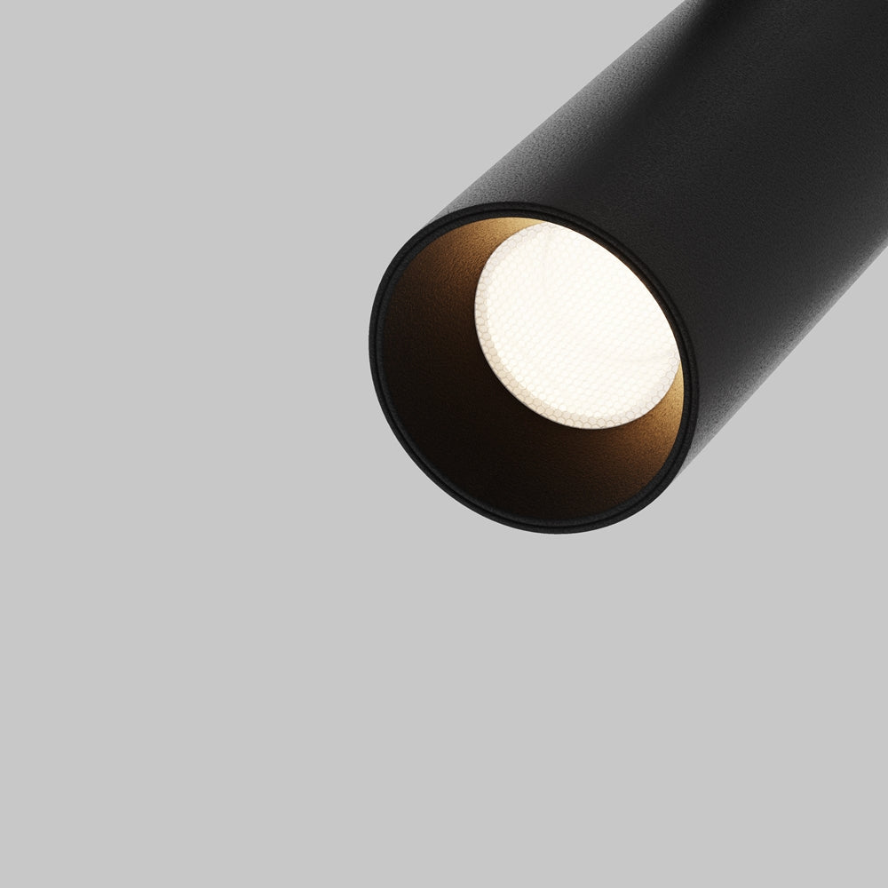 Gros plan sur la face avant du spot, lentille honeycomb et bord noir mat.