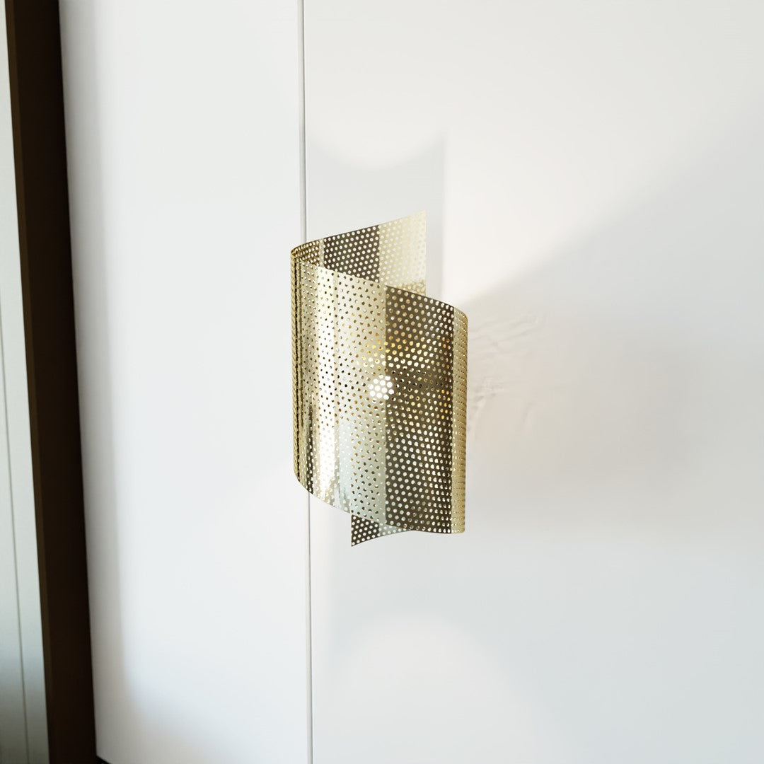 Applique allumée sur mur blanc, ombres graphiques projetées par la perforation