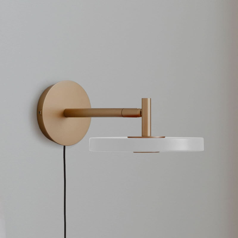 Applique murale LED Asteria Short en aluminium, laiton et blanc, Ø 15 cm