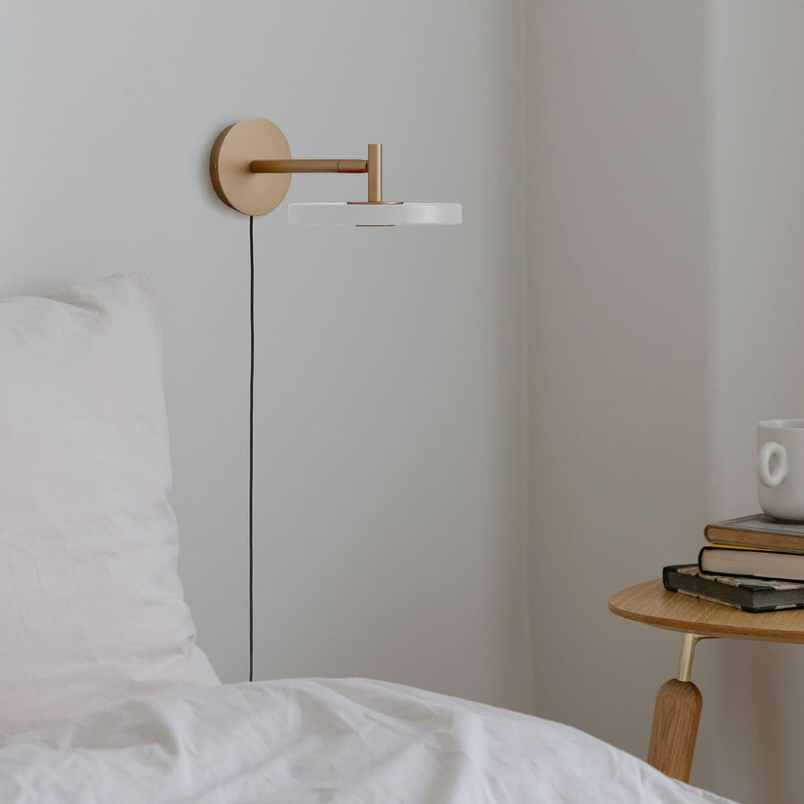 Applique murale LED Asteria Short en aluminium, laiton et blanc, Ø 15 cm