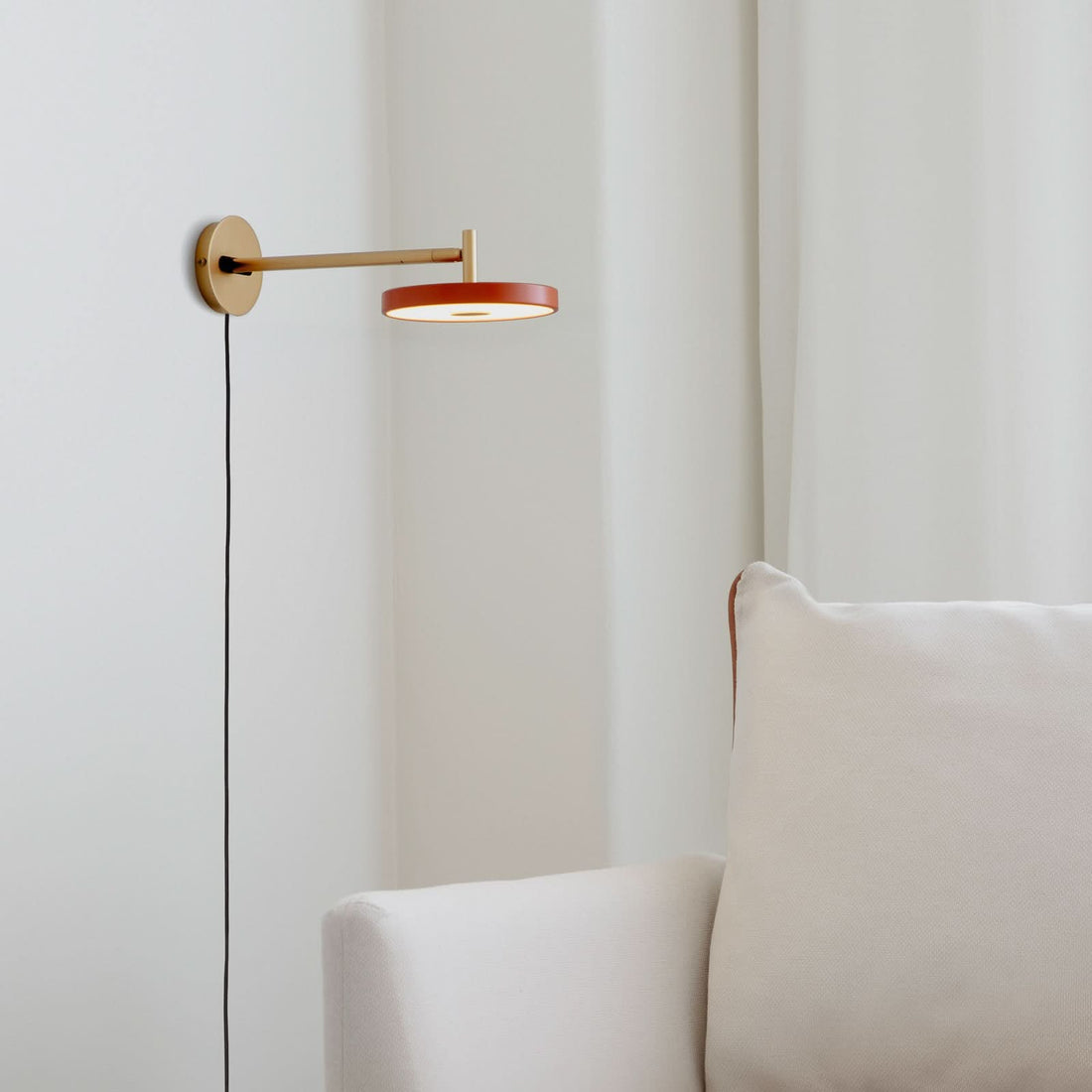 Applique murale LED Asteria Long en aluminium, orange et laiton, Ø 15 cm