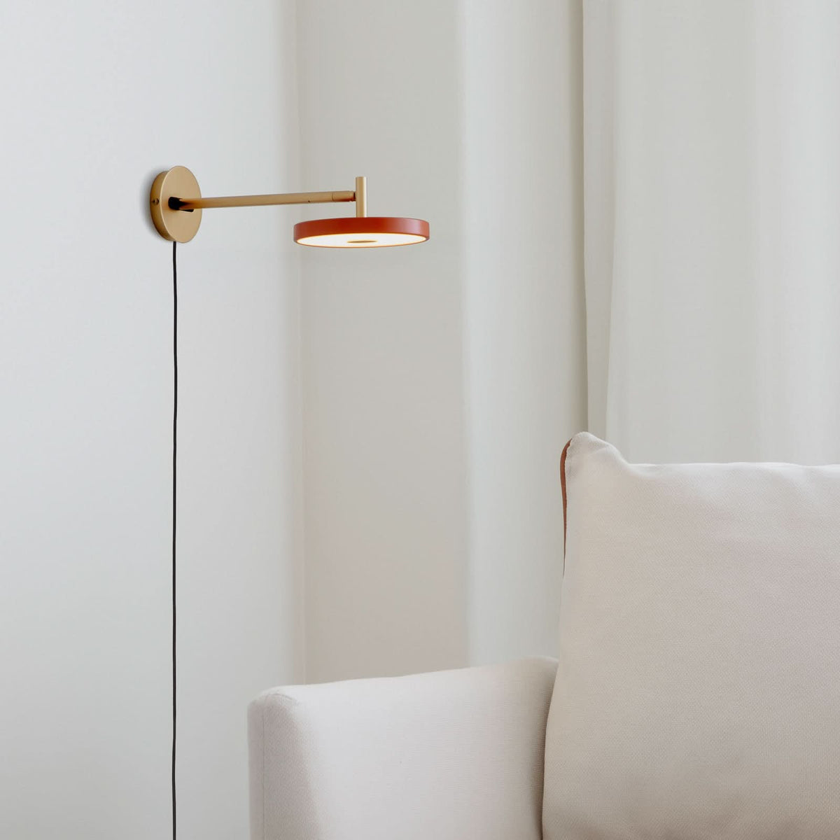 Applique murale LED Asteria Long en aluminium, orange et laiton, Ø 15 cm