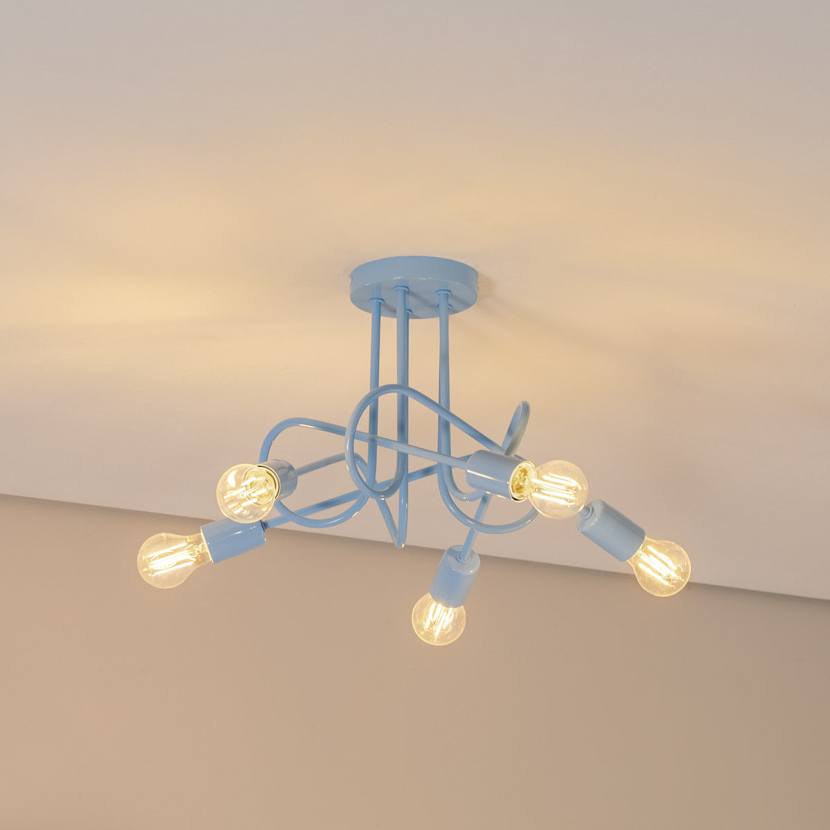Plafonnier bleu clair fixé au plafond, cinq ampoules allumées et structure tubulaire courbe.