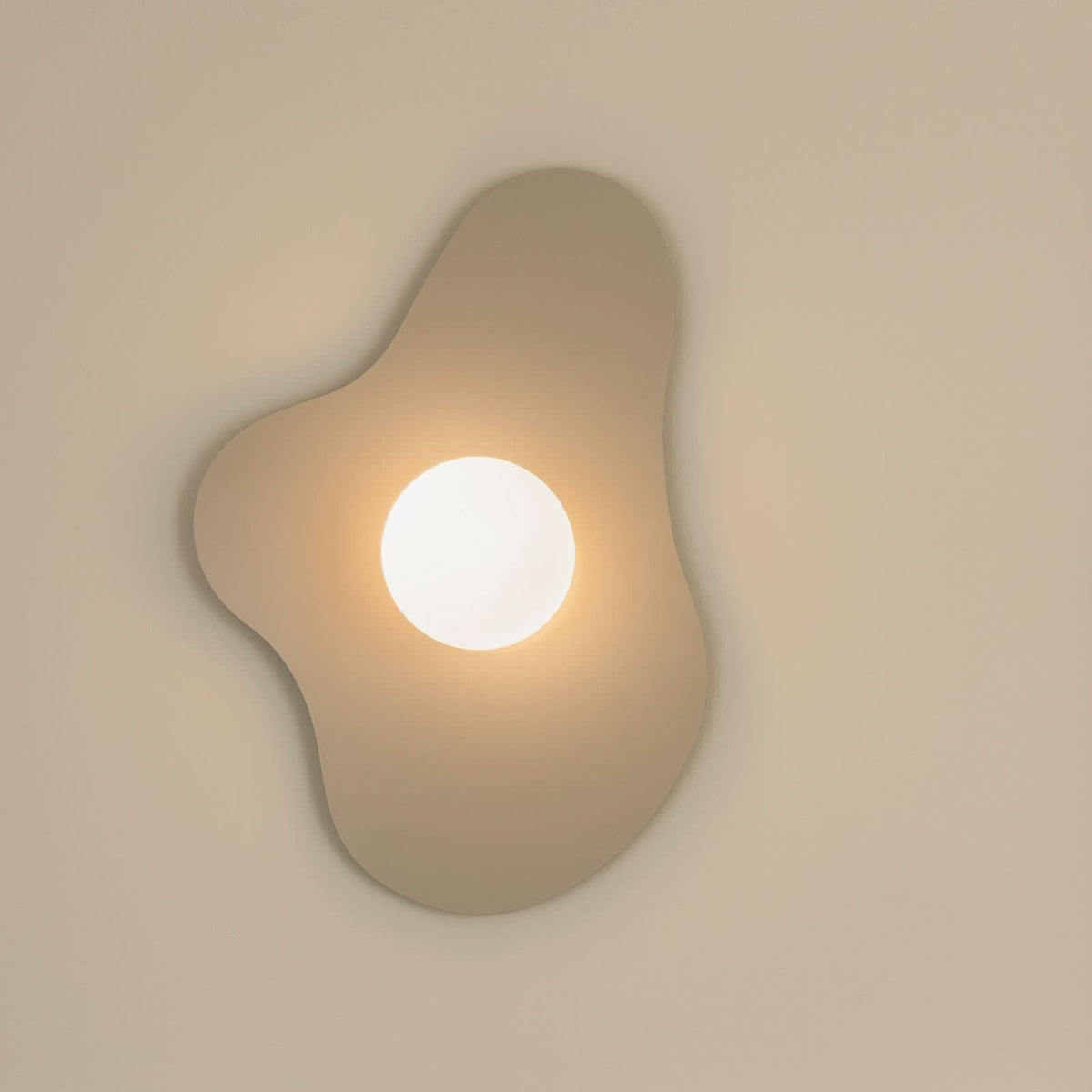 Applique murale Illusion en verre, beige et blanc, hauteur 60 cm