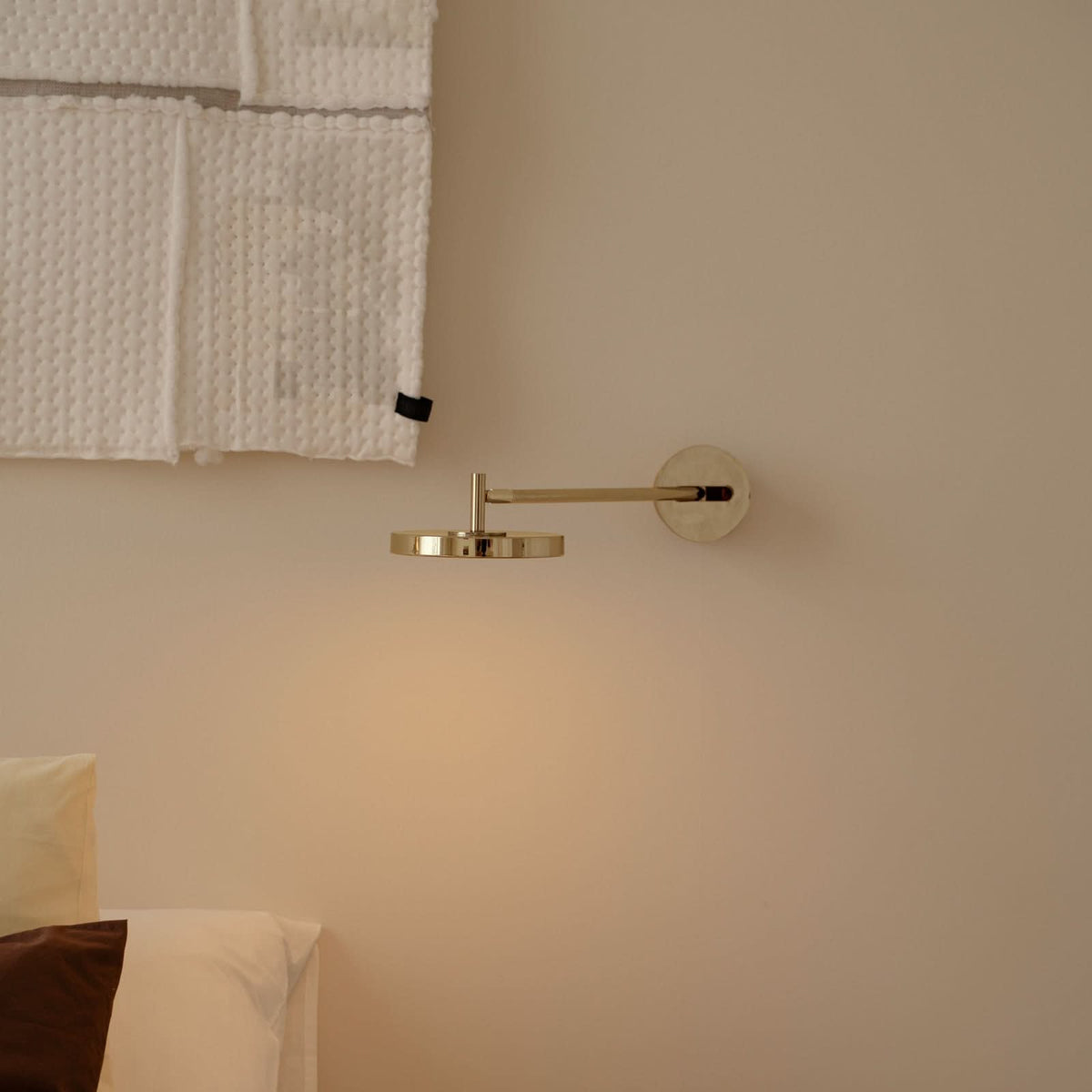 Applique murale LED Asteria Long HW en aluminium, laiton poli, Ø 15 cm