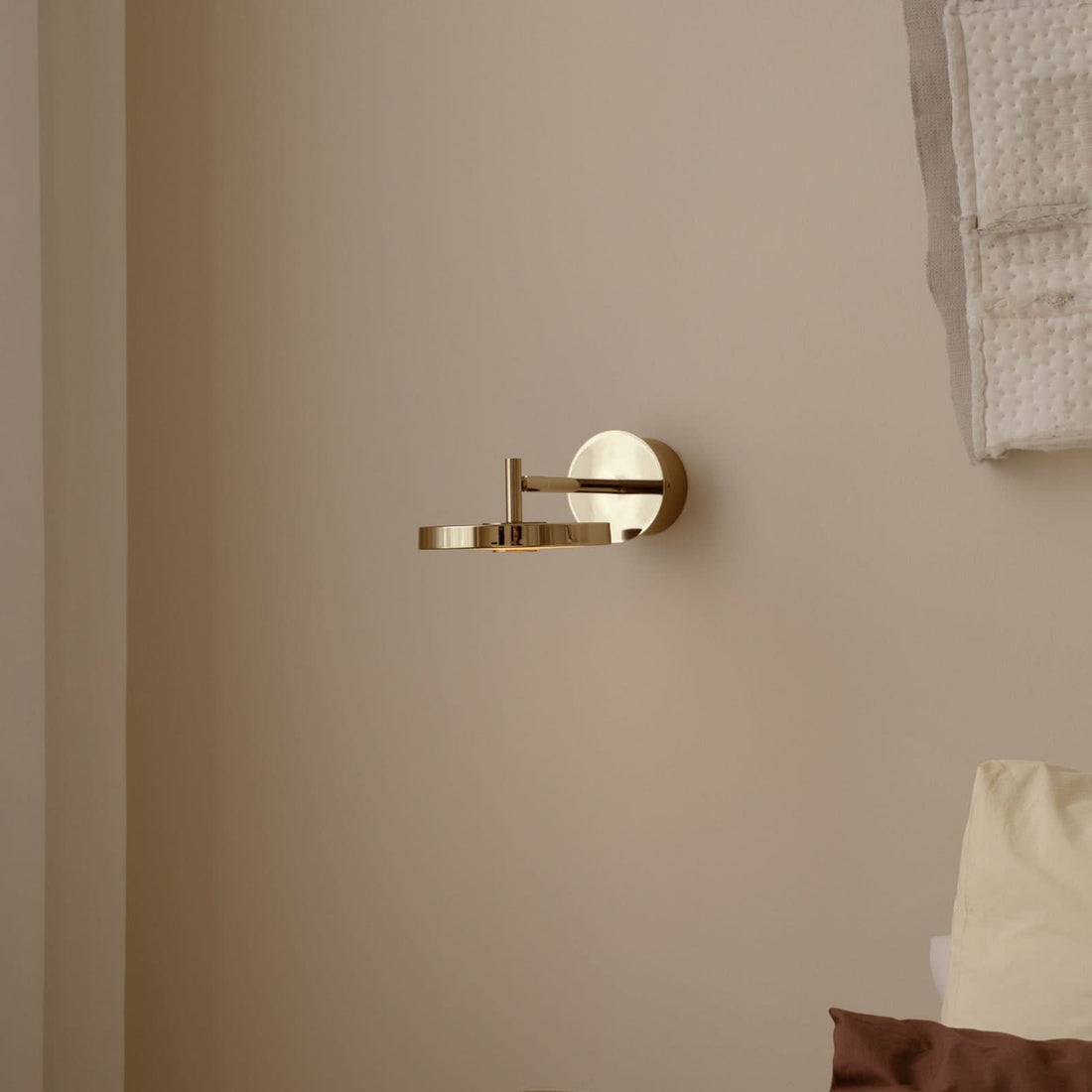 Applique murale LED Asteria Short HW en aluminium, laiton poli, Ø 15 cm