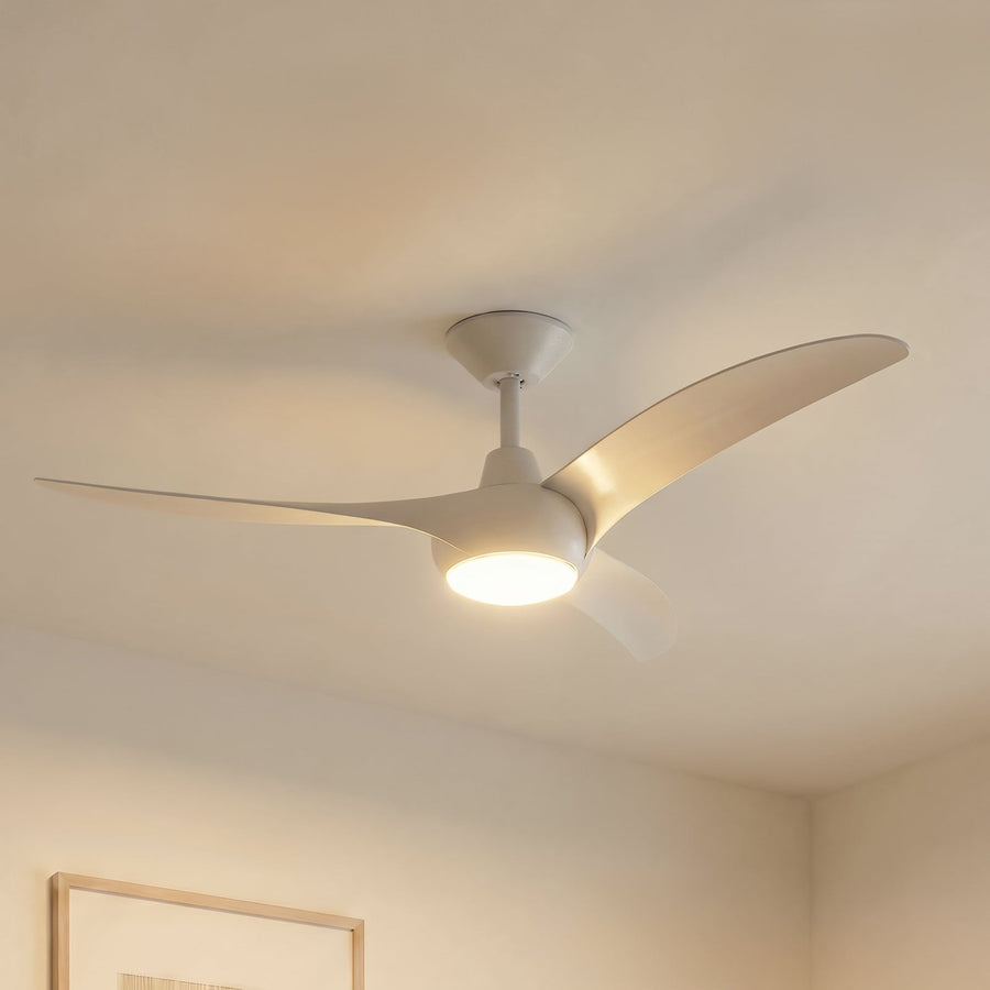 Ventilateur de plafond blanc à trois pales avec éclairage LED intégré, installé dans un salon.