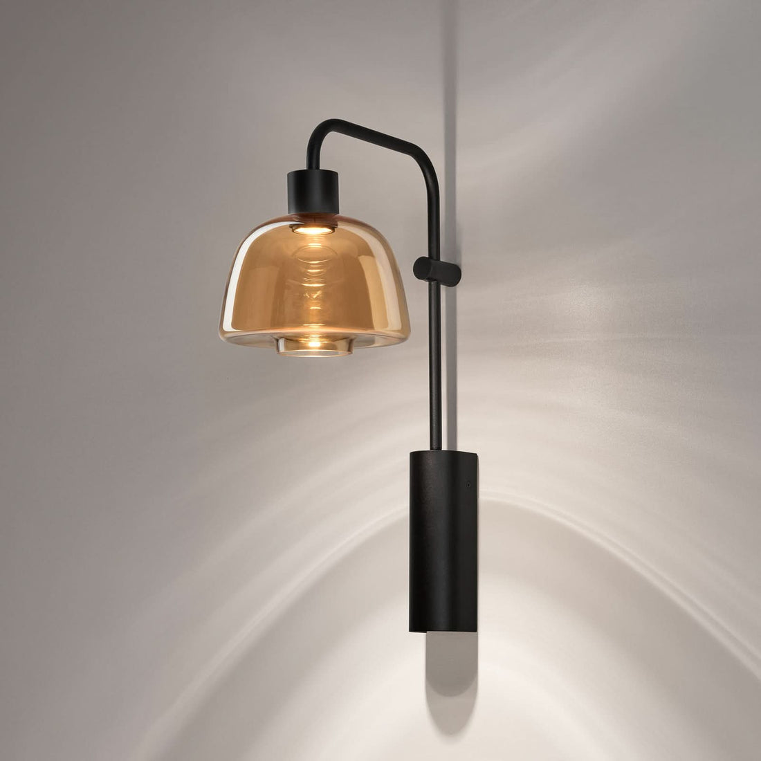 Applique murale LED Drep A/04 en verre, noir et ambre, hauteur 40,1 cm