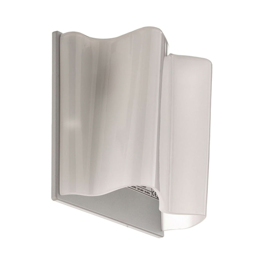 Vue de trois quarts sur fond blanc, applique blanche au verre ondulé.