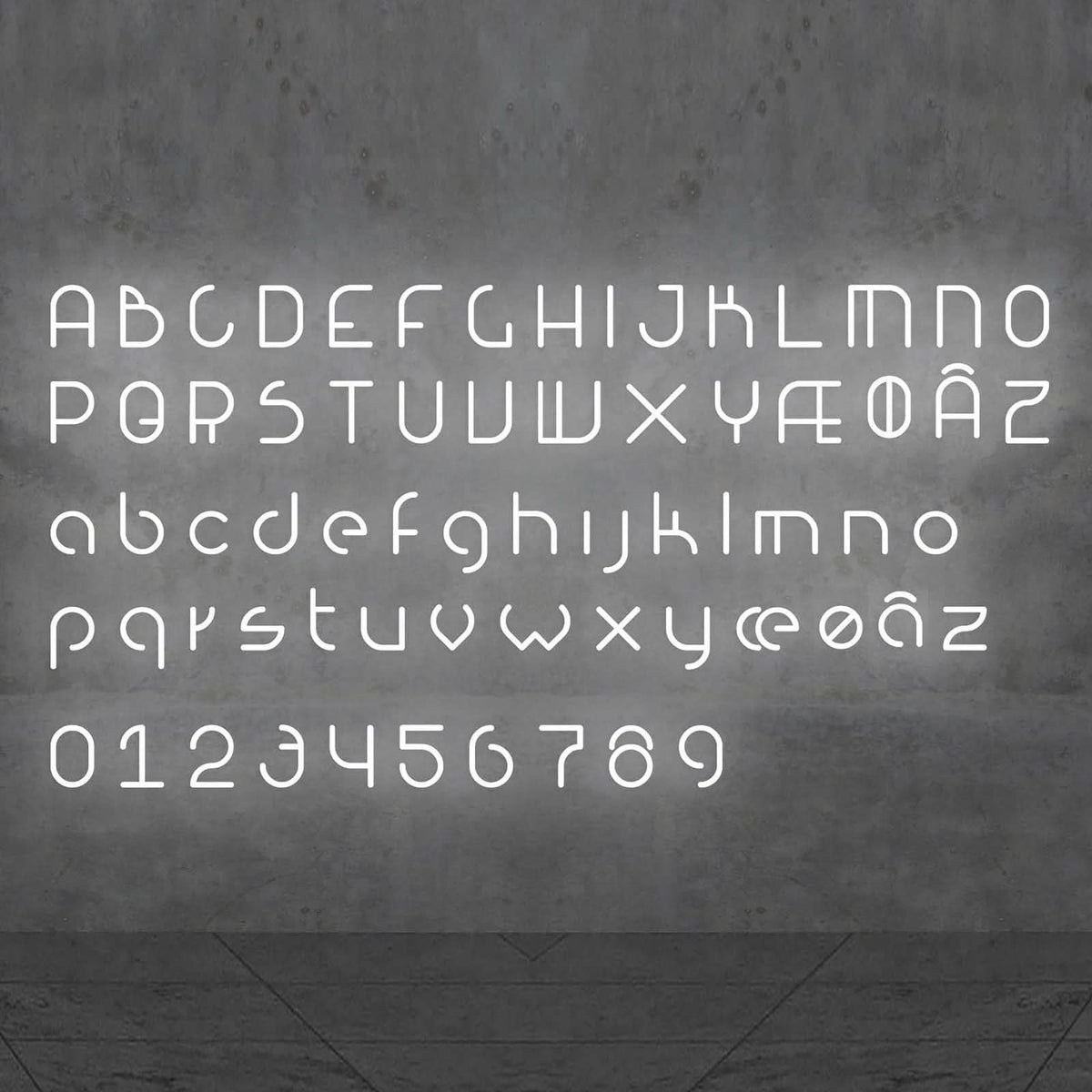 Planche complète de l'alphabet et des chiffres lumineux blancs sur fond gris.
