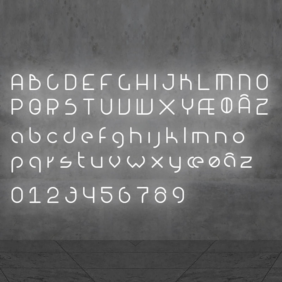 Planche complète de lettres et chiffres lumineux blancs sur un fond gris.