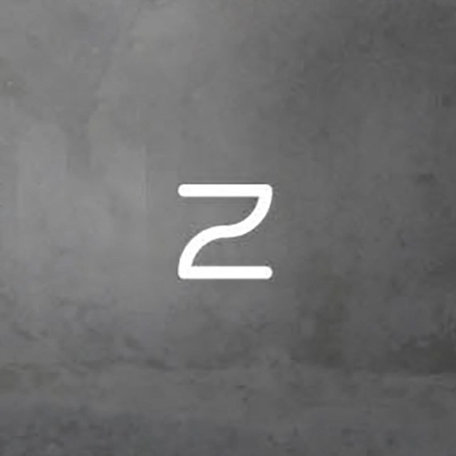 Lettre Z blanche en aluminium fixée sur un mur gris, produit de face
