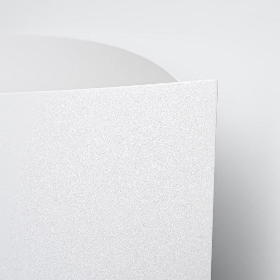 Gros plan sur la finition blanche texturée de l'abat-jour de l'applique