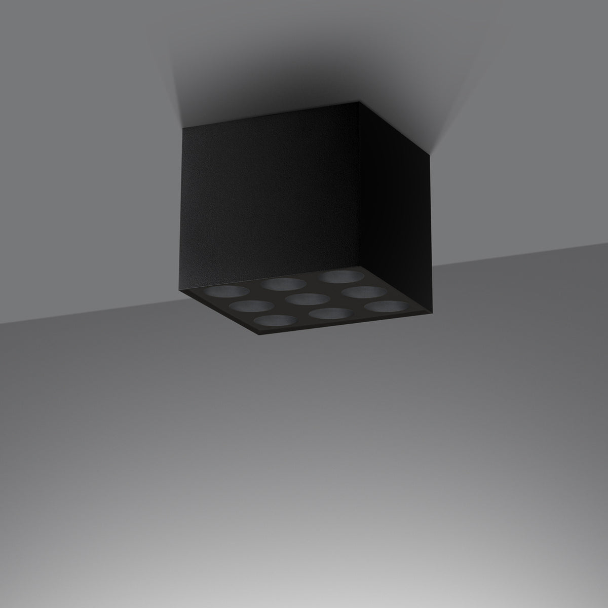 Ambiance sombre, cube noir allumé diffusant un halo au plafond