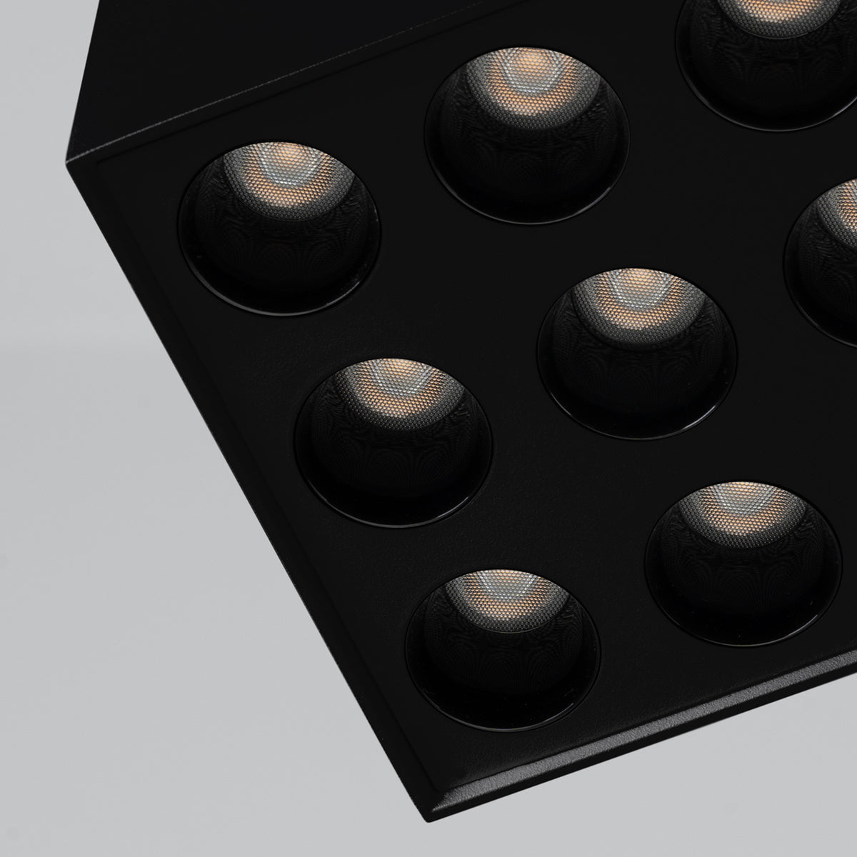 Détail rapproché des neuf modules LED et leurs grilles anti-éblouissement