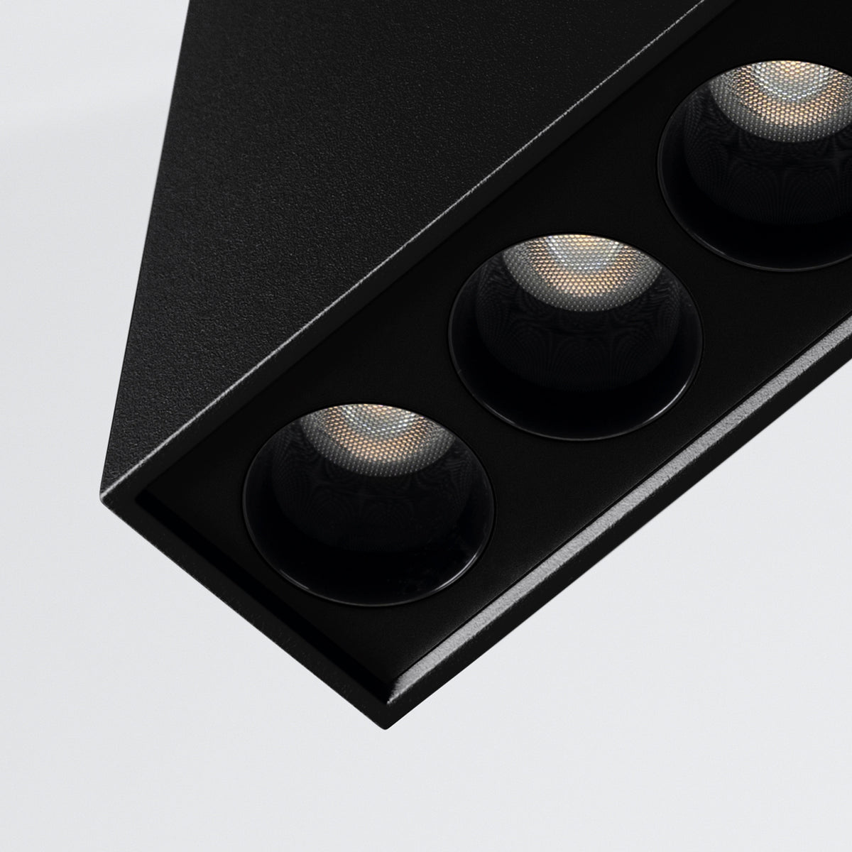 Détail rapproché des cinq modules LED encastrés dans la base noire texturée.