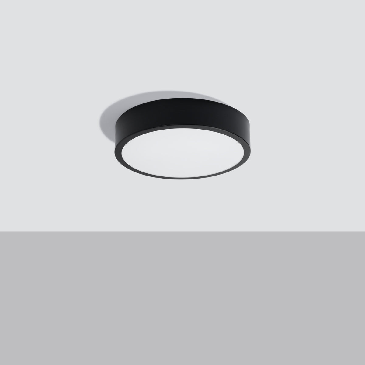 Vue en perspective du luminaire fixé au plafond, cerclage noir et verre opale